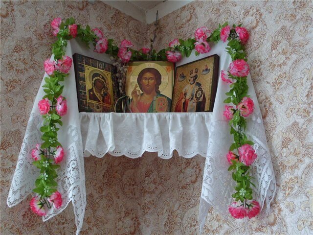 если икона упала из-за кота, то рядом есть недоброжелатели