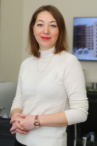 «Стройка – это как роман, который пишешь: ты всё время в него что-то добавляешь, что-то меняешь, иногда возвращаешься к каким-то уже готовым главам», – говорит Екатерина Прядко, генеральный директор ООО «СЗ «Гранд-Строй». На строительном рынке Иркутска компания уже 16 лет и за это время возвела более 150 тыс. кв. м жилья. Почему для создания жилых комплексов «Гранд-Строй» приглашает разных проектировщиков? Чем они привлекают будущих собственников квадратных метров? Зачем компания открыла свой Telegram-канал? И насколько сложно женщине-руководителю строительной организации конкурировать с коллегами мужчинами? Об этом и многом другом – в нашем интервью.