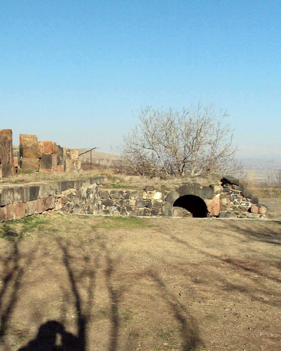 Гробница Аршакидов в пейзаже. Фото © Armen Manukov 