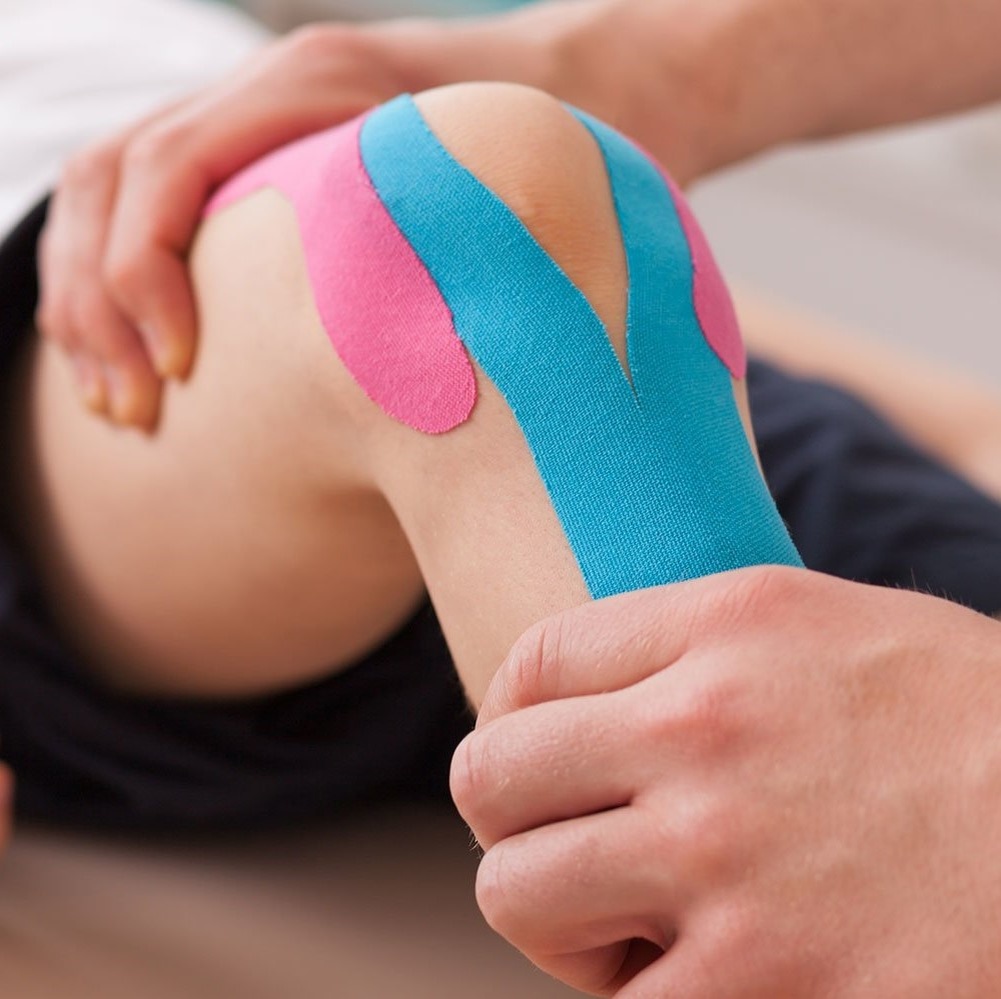 Исправление данных нарушений происходит постепенно, однако тейпы работают на результат 24 часа в сутки, создавая необходимое давление в нужном направлении, даже когда ребенок спит. Можно сказать, что тейпы просто физически выпрямляют неуместную кривизну. А благодаря легкости применения и возможности накладывать тейп поверх другого тейпа опытный ортопед может создать сложную и эффективную систему физического воздействия.