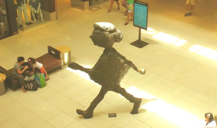 В одном из ТЦ в Майами есть вот такая шагающая скульптура