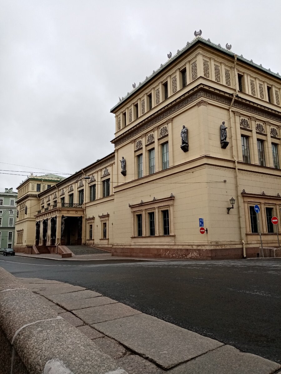 Новый Эрмитаж - одно из зданий Главного музейного комплекса