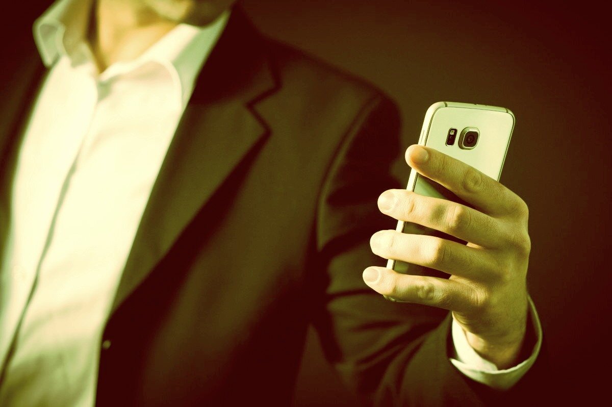 Это - "сотрудник сбербанка". Но в последние время появились уже и "сотрудницы" - штат расширяется