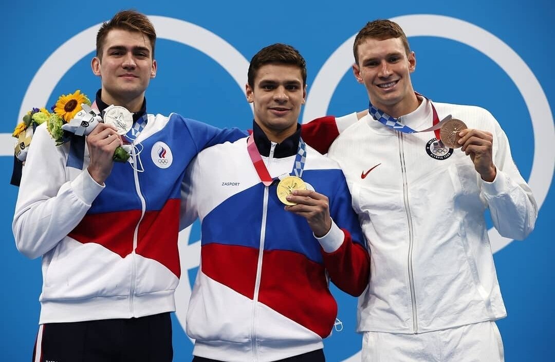 Продолжаем вспоминать самые яркие моменты Олимпиады. На очереди пловцы и синхронистки. 25 лет. Ровно столько наши пловцы не брали золотые медали на олимпийских играх.-2