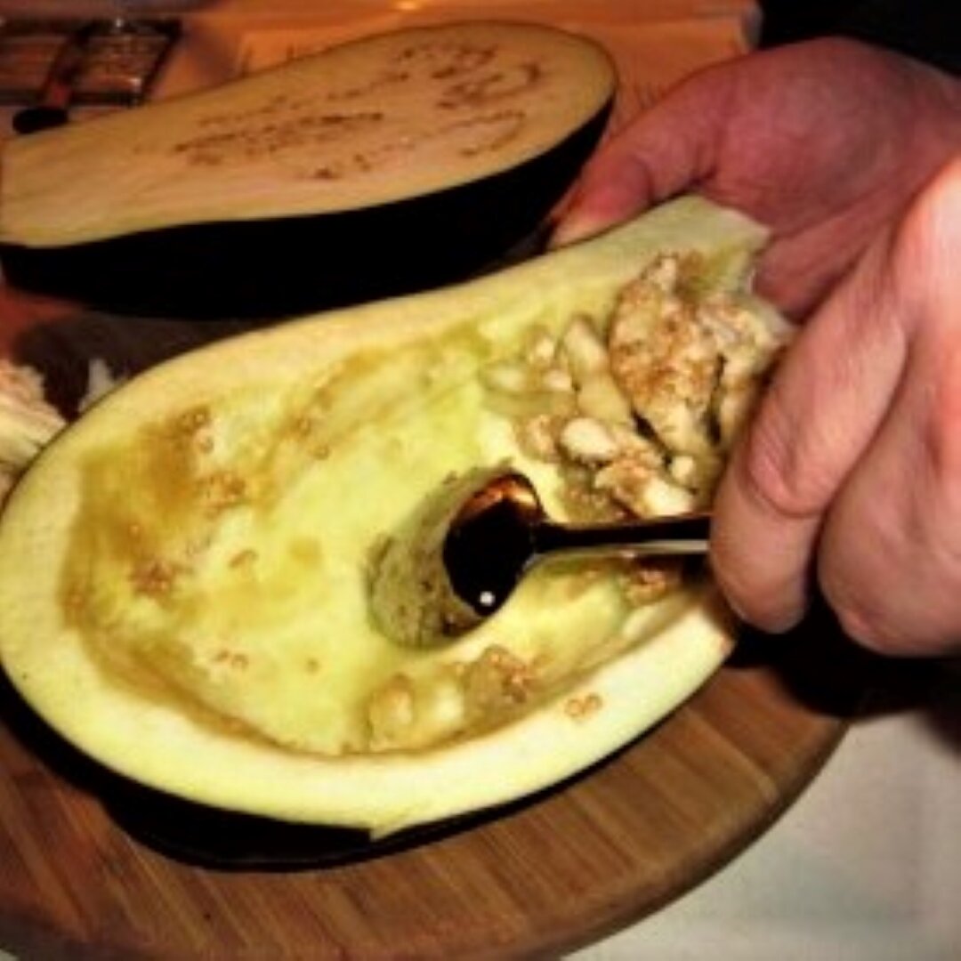 Баклажан вычищаем ложкой от мякоти