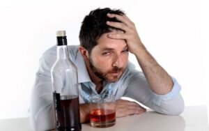 Каждый случай индивидуален, основными причинами, по которым мужчины становятся алкоголиками, являются: