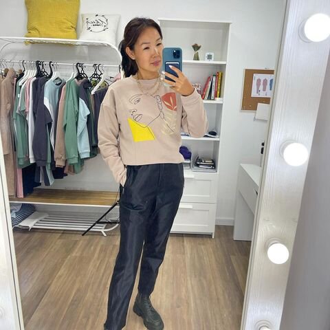 Здравствуйте, рада вас видеть на своём канале. Меня зовут Майя Драган, я специалист по торговле на WB и основательница брендов одежды: для беременных и кормящих, а также для деловых женщин. Все они представлены на Wb 