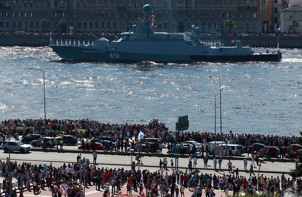 День вмф в санкт петербурге корабли. Парад ВМФ В Санкт-Петербурге 2020. Военно морской парад в Санкт Петербурге 2020. День ВМФ парад кораблей Санкт-Петербург. Военно-морской парад 2023 в Санкт-Петербурге.