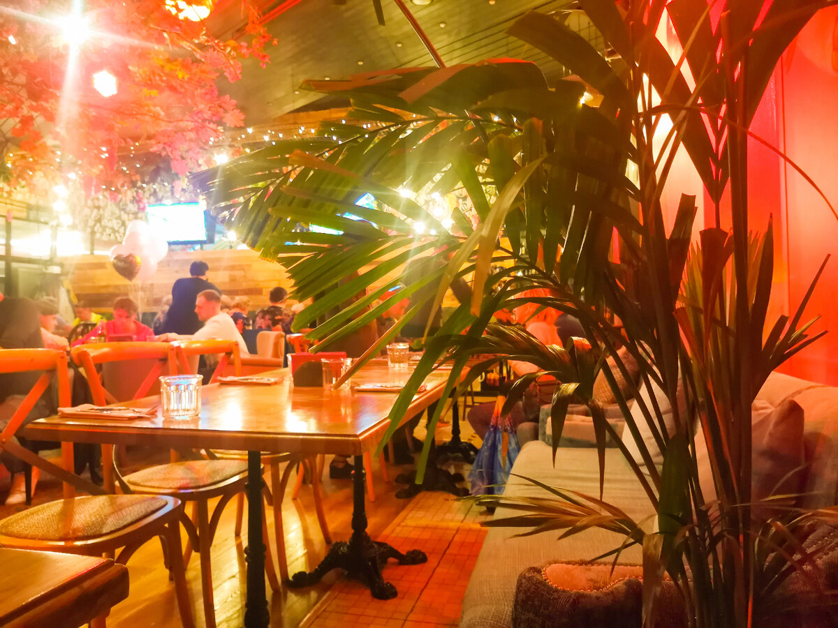             Зал ресторана "АйДаБаран"