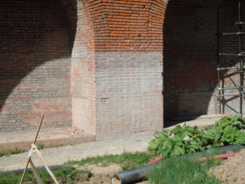 Столб в стене около Ивановской башни