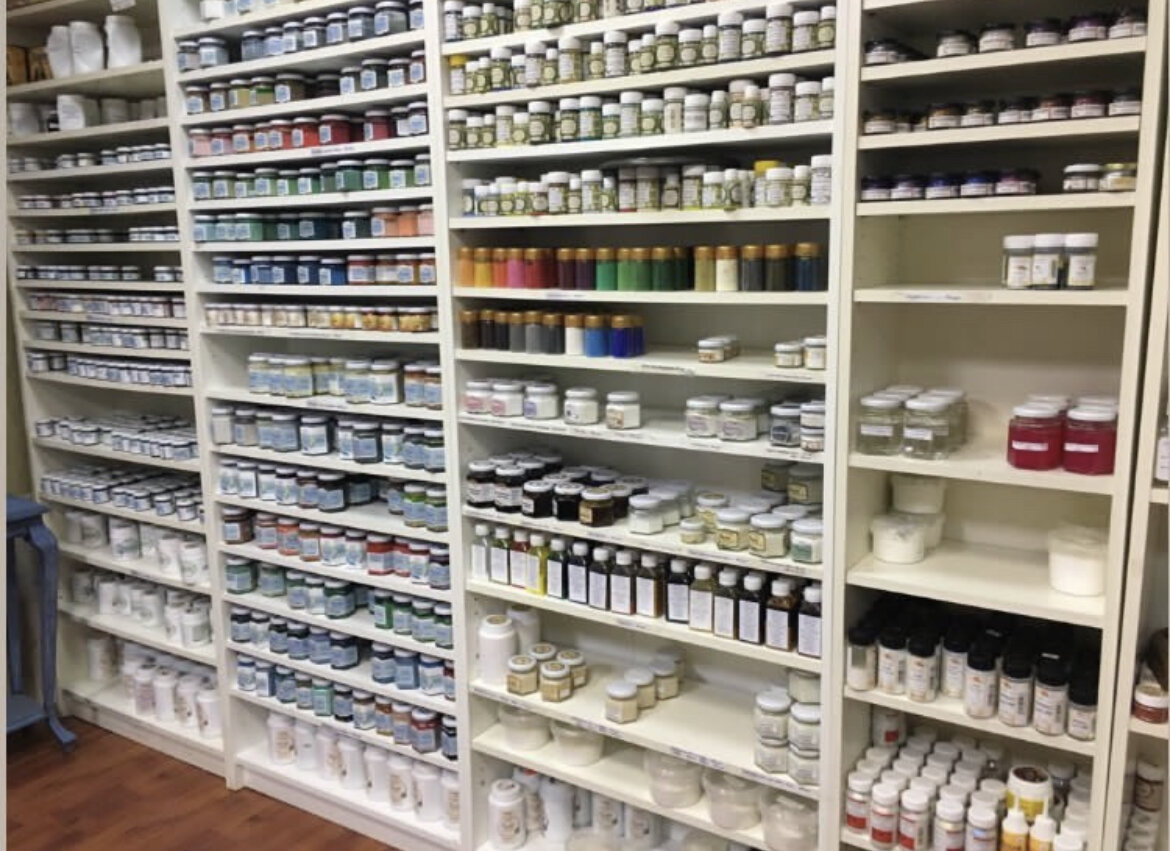 Обилие разных баночек с материалами 