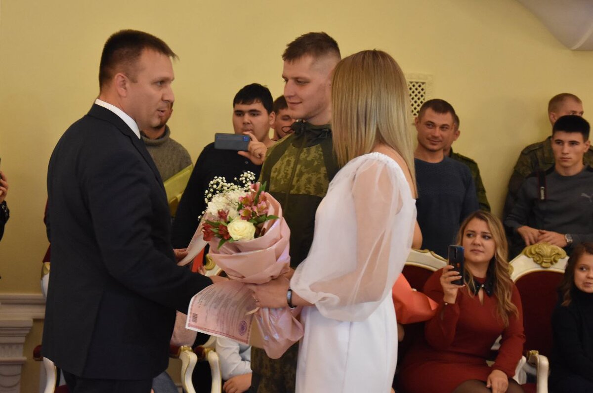  📷    В Оренбурге еще девять мобилизованных мужчин связали себя узами брака Марина Шарт