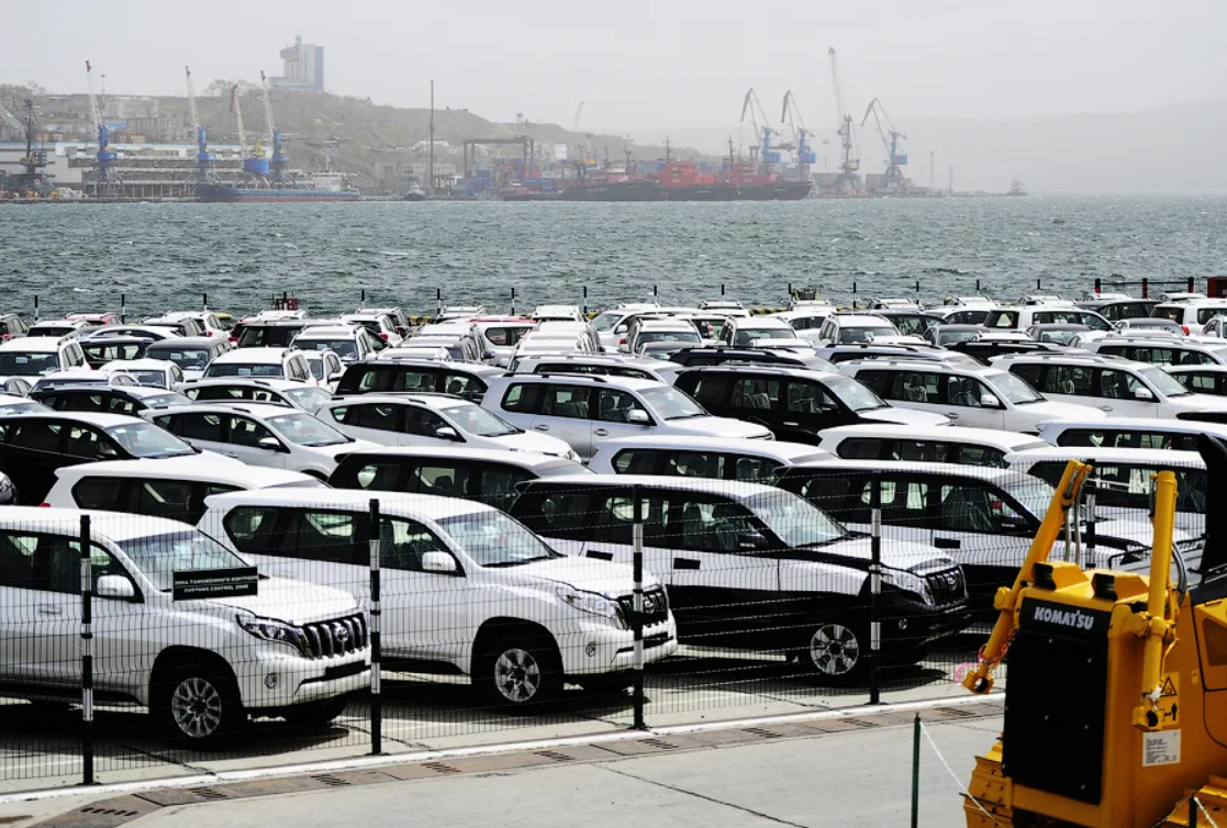 Vladivostok auto. Автомобили из жапонии. Японский рынок автомобилей. Автомобили в порту. Порт Владивостока японские авто.