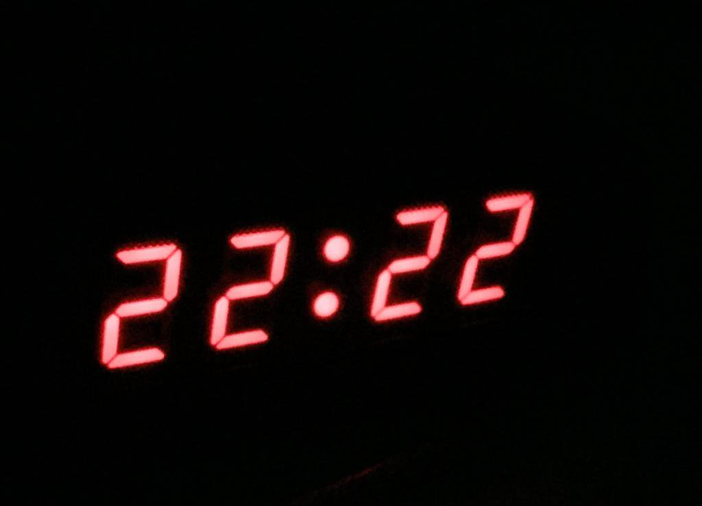 12.00 на часах. Часы 22 00. 22 22 На часах. Цифровые часы 22 00. Электронные часы 22 00.