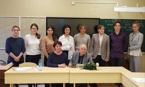 Одиннадцатый класс, Олег Ермолаевич Лебедев и учитель истории Наталья Николаевна Гилёва / Фото: Василий Петрович ЖАБОЕДОВ-ГОСПОДАРЕЦ