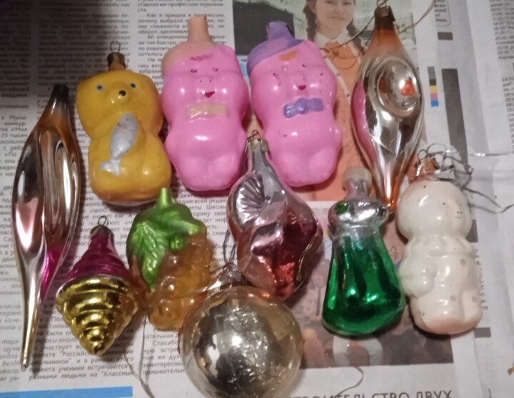 Моя любимая юла, их две. Нижний шарик наполовину прозрачный, внутри ленточка серпантина. Красивые сосульки, лягушка, мишка с рыбкой...