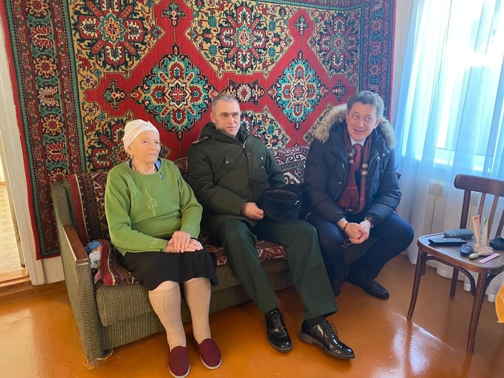    Военком Дмитрий Килеев навестил в Переволоцком районе матерей Героев России Марина Шарт