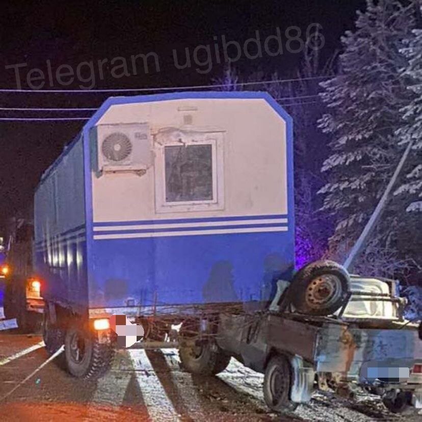    В Югре легковой автомобиль врезался в попутный грузовик, водитель погиб