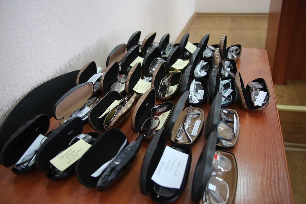 В Твери ветеранам Заволжского района парламентарии вручили очки