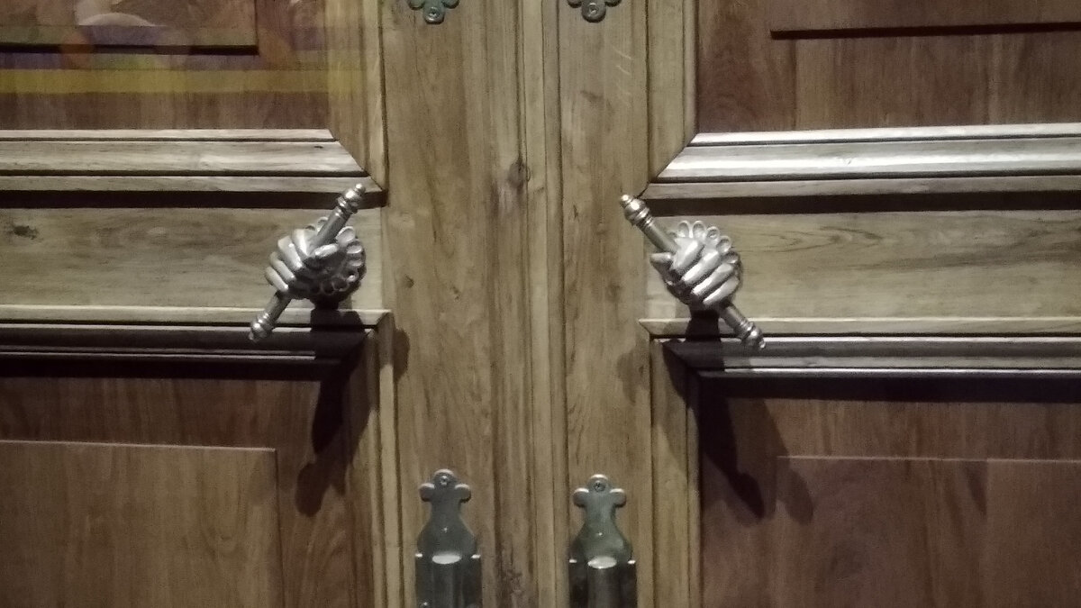 Ручки на входных дверях капеллы