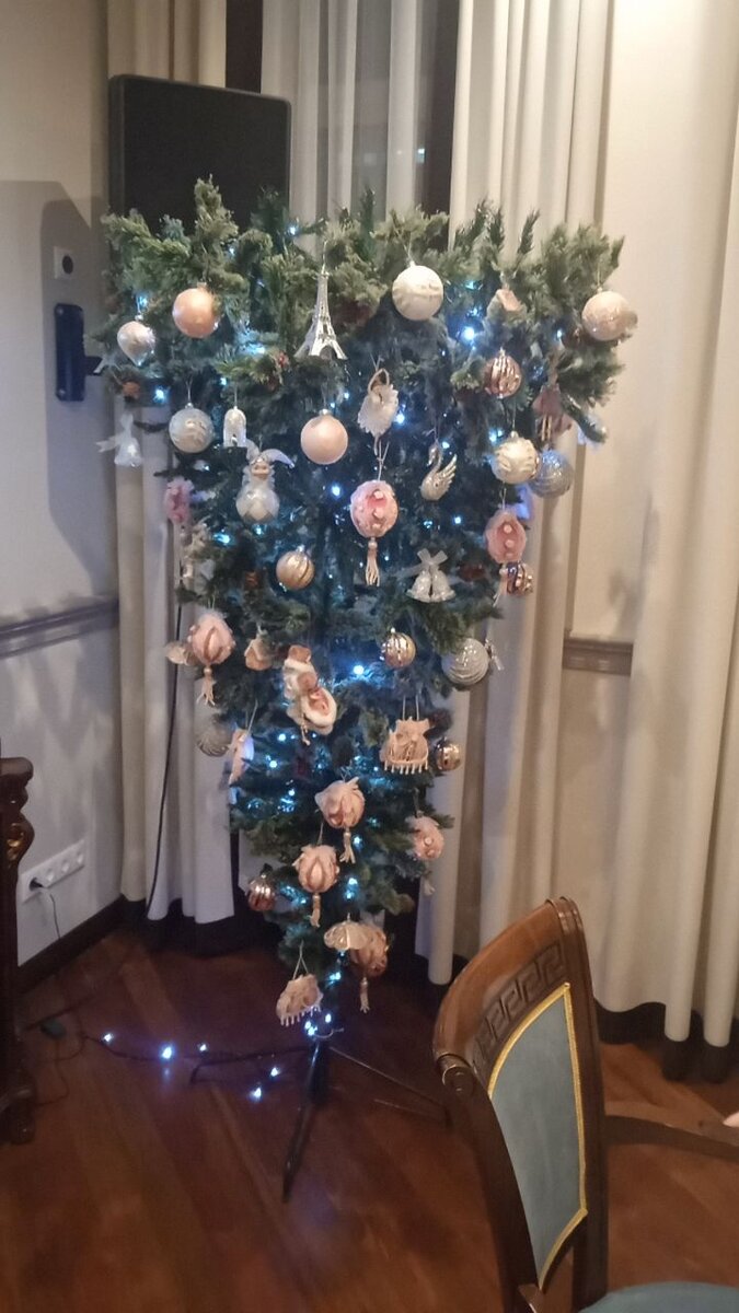 Ёлка вверх тормашками в ресторане "Москва", Саратов