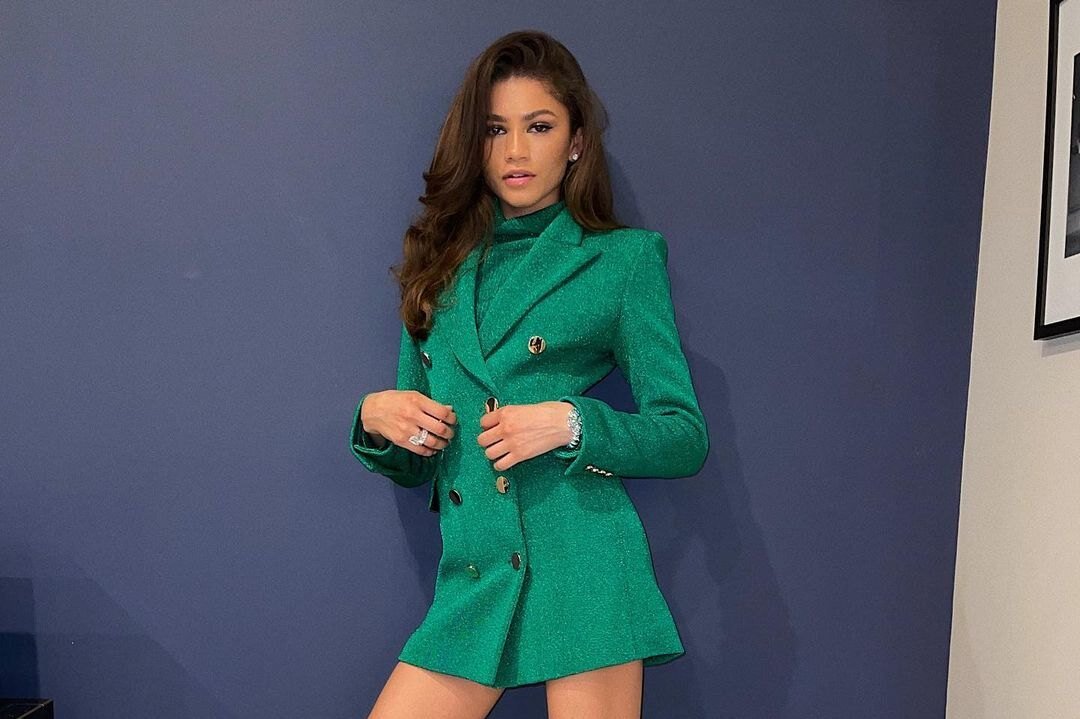     Зендея показывает, с чем носить костюмный жилет в этом сезоне