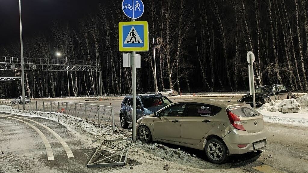     Три человека пострадали в массовой аварии, произошедшей накануне вечером на перекрестке улиц Дружбы и Мельникайте. Здесь столкнулись пять автомобилей: BMW, Hyundai Accent, Toyota, Hyundai Solaris и Renault Duster.