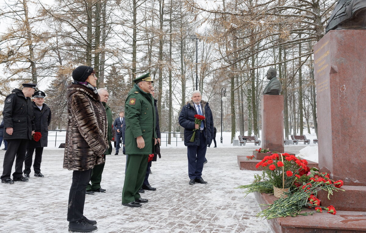    Министр обороны РФ Сергей Шойгу (слева)  Вадим Савицкий/Пресс-служба Минобороны РФ/ТАСС