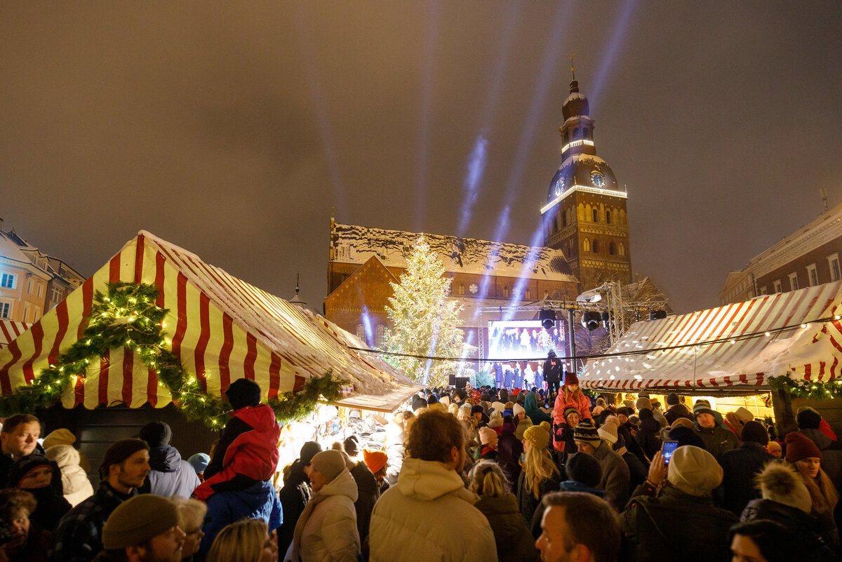 © Rīgas valstspilsētas pašvaldība / Мirts OzoliтрНовогодняя елка на Домской площади в Риге