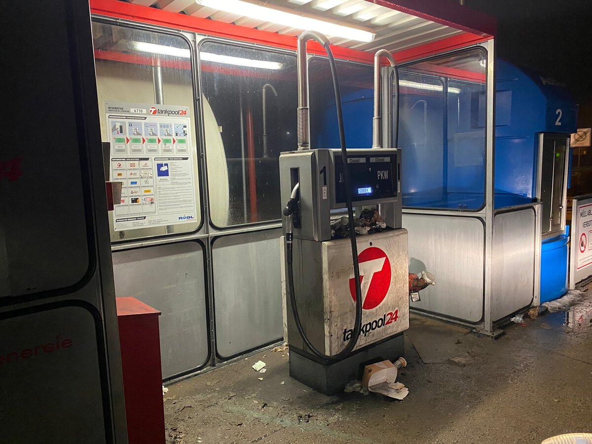 Круглосуточная АЗС:) Сзади видно бочку. И даже по карточке рассчитаться можно. Но не бензин