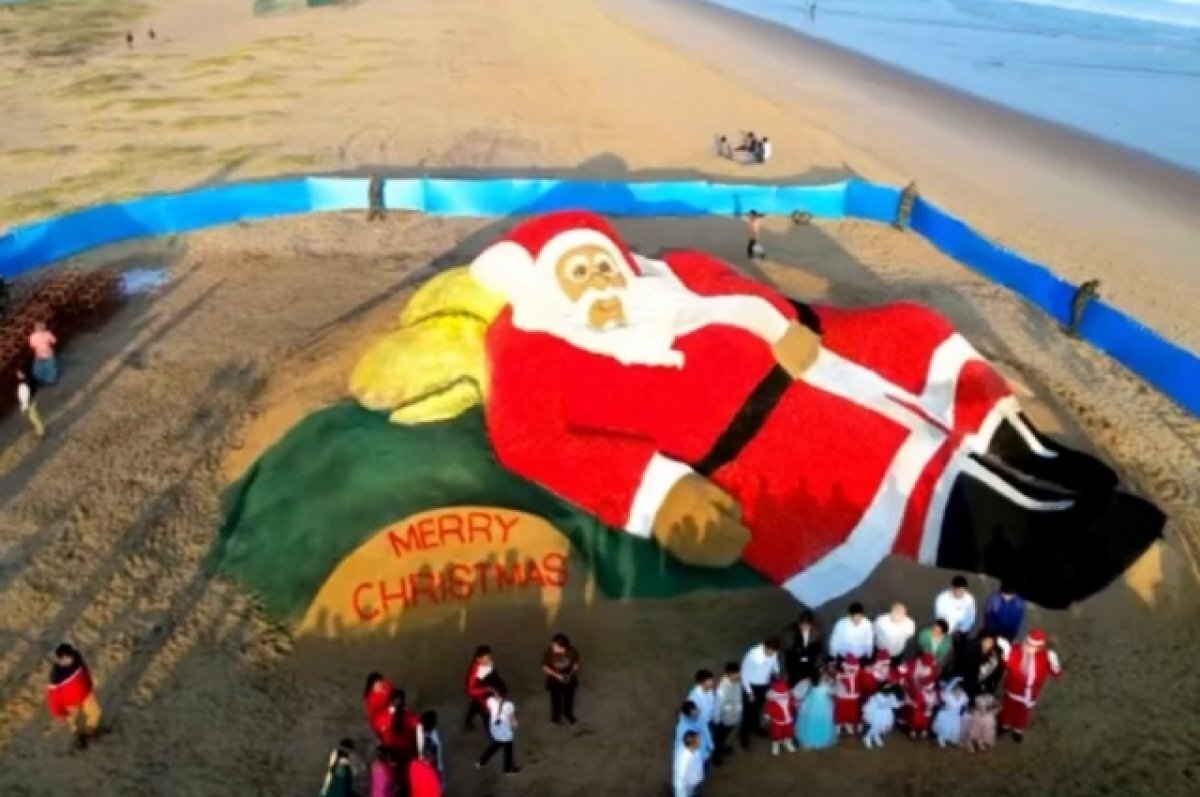    Индийский скульптор создал фигуру Санта-Клауса из песка и помидоров