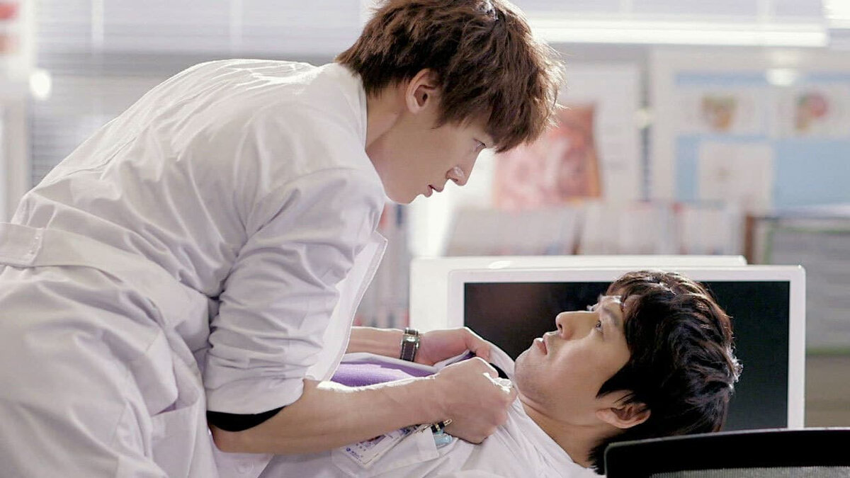 Нога доктора хауса после операции. Мой одержимый доктор. Доктор призрак дорама 2022. Фредди хаймор хороший доктор. Доктор хаус операция в ванной.