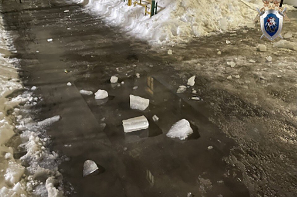     Глыба льда обрушилась на двухлетнего ребенка в Нижнем Новгороде.  СУ СКР по Нижегородской области