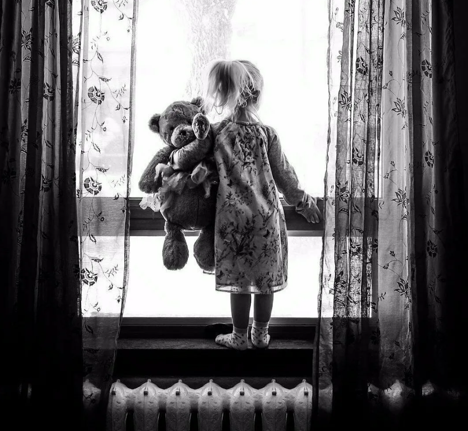 Детство без отца. Дети ждут. Грустный ребенок. Девочка у окна. Маленькая девочка у окна.