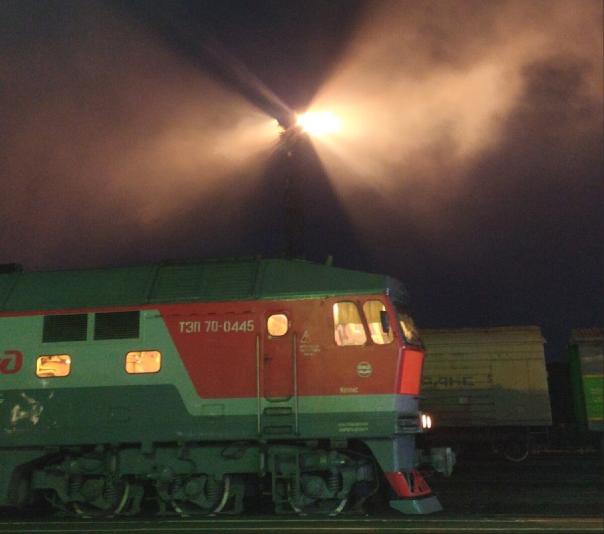 Фотографию сделала моя подруга - Екатерина Ледовская. Удивительный, неземной свет на такой земной железной дороге...