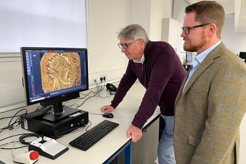     Микроскопические частицы глины помогли ученым воскресить из небытия правителя Римской империи. Фото: University of Glasgow
