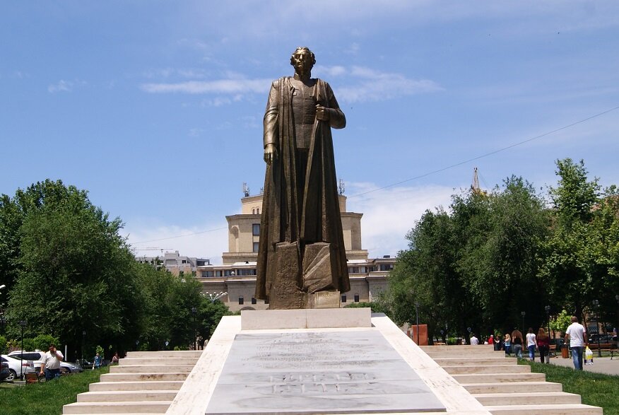 Памятник Гарегину Нжде от благодарного армянского народа