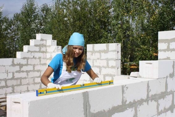 Газоблок такой легкий, что из него может быстро построить стены даже ребенок