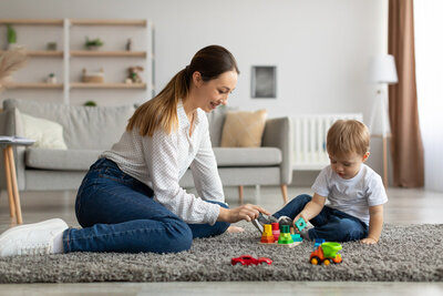    Игра с ребенком © Adobe Stock