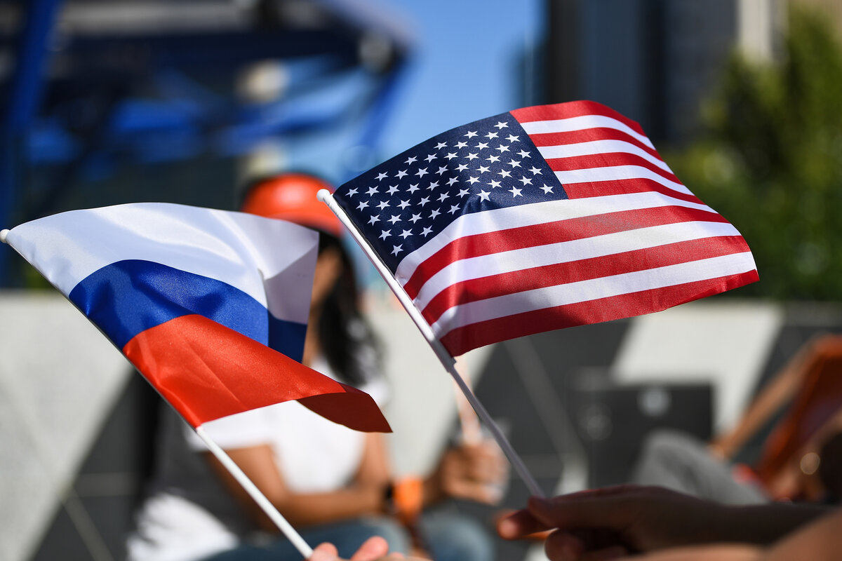     Флаги России и США / Gettyimages.ru / Daniel Carson