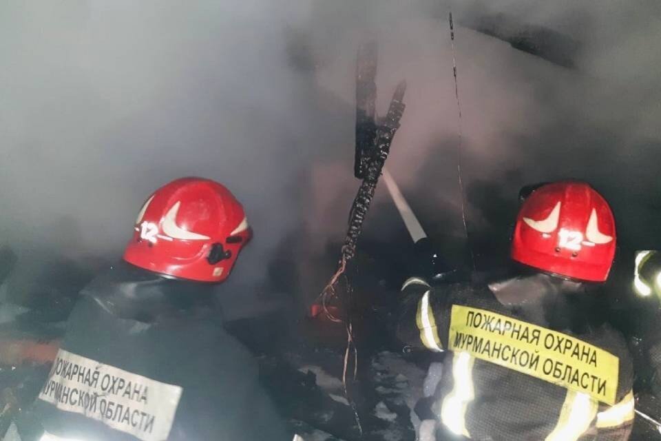     Огонь занялся в одном из гаражей. Фото: vk.com/murman01