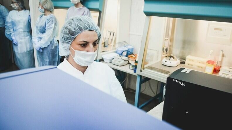     В больницах Тюменской области нужны порядка 240 врачей. По данным пресс-службы депздрава, в регионе ещё сохраняется дефицит кадров в системе здравоохранения. На конец 2022 года в Тюменской области 6 500 врачей.