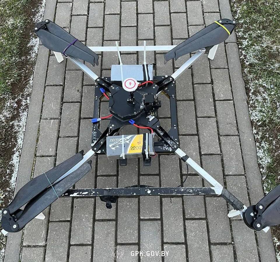     В Госпогранкомитете сказали, что на белорусско-литовской границе задержаны двое белорусов с самодельным беспилотником. Фото: телеграм-канал Пограничного комитета Беларуси