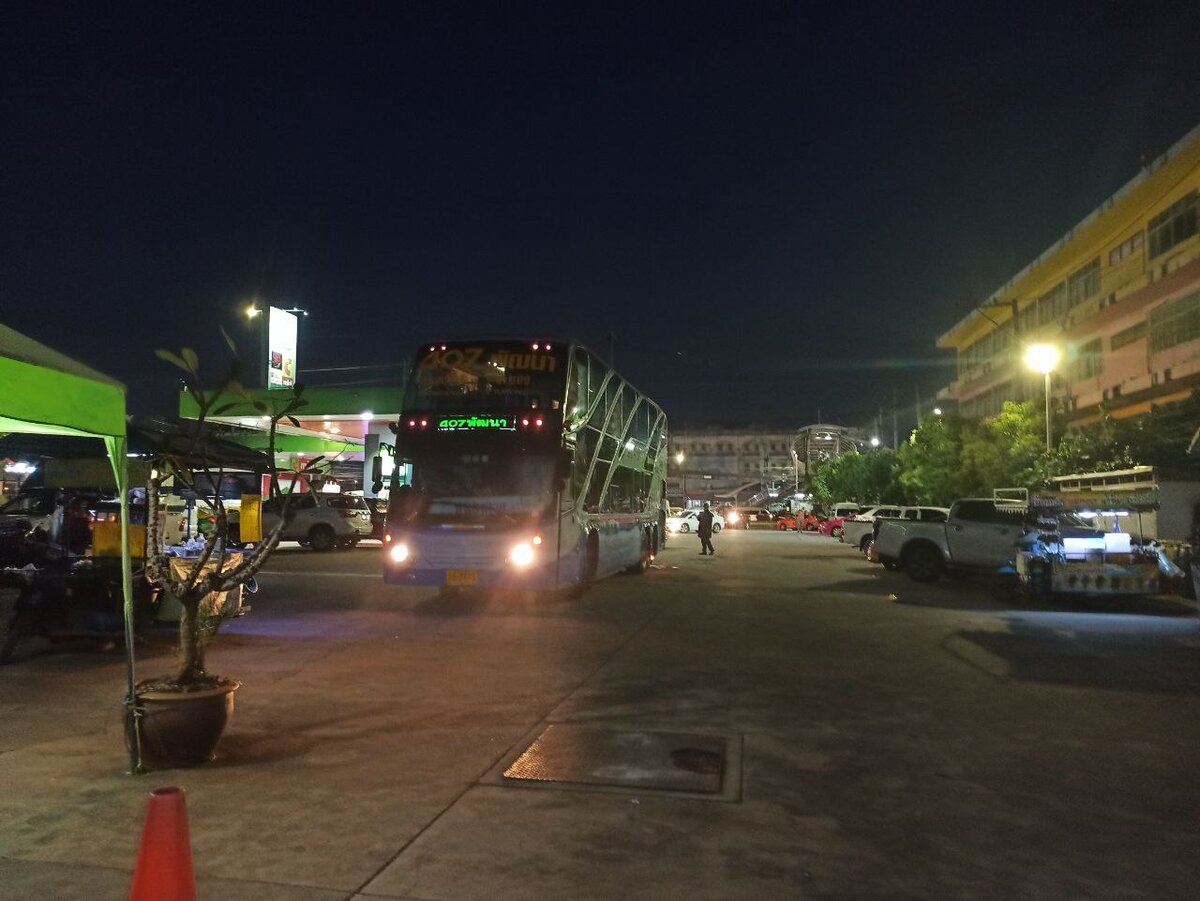 Автобус подъезжает