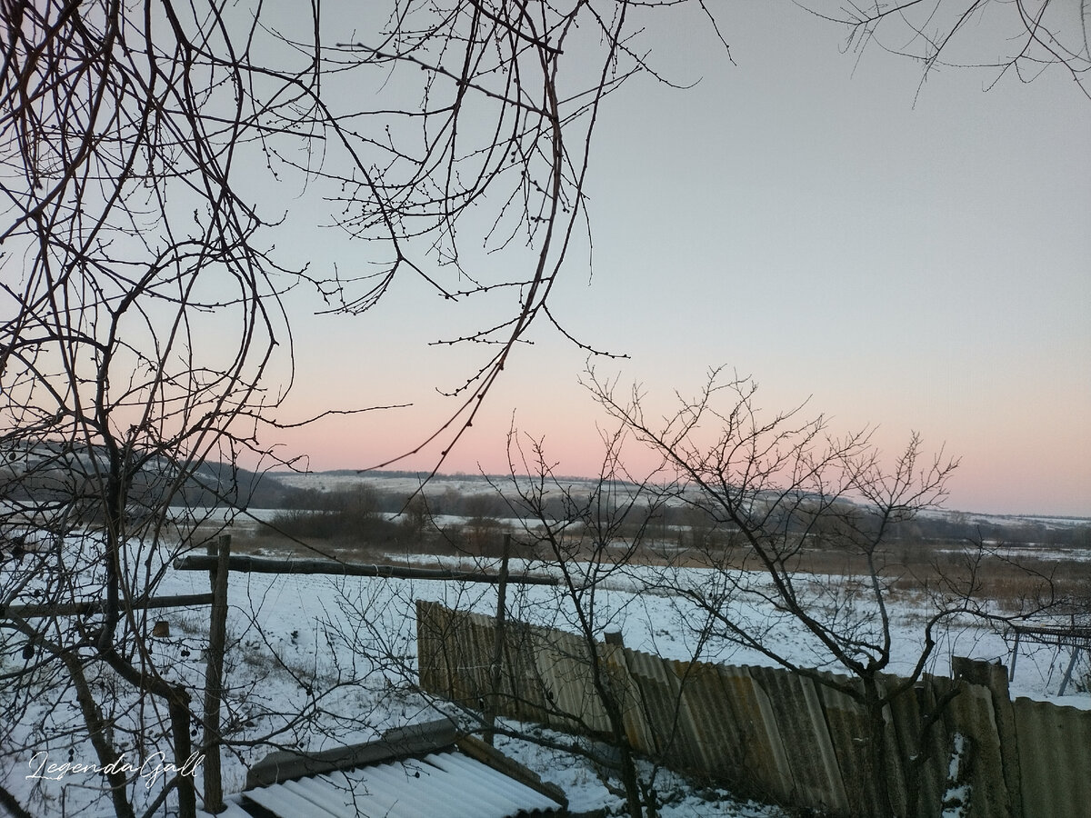 Очень странно, что розовое небо именно на западе