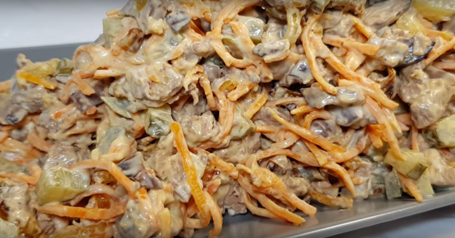 Салат из печени с грибами и корейской морковкой.