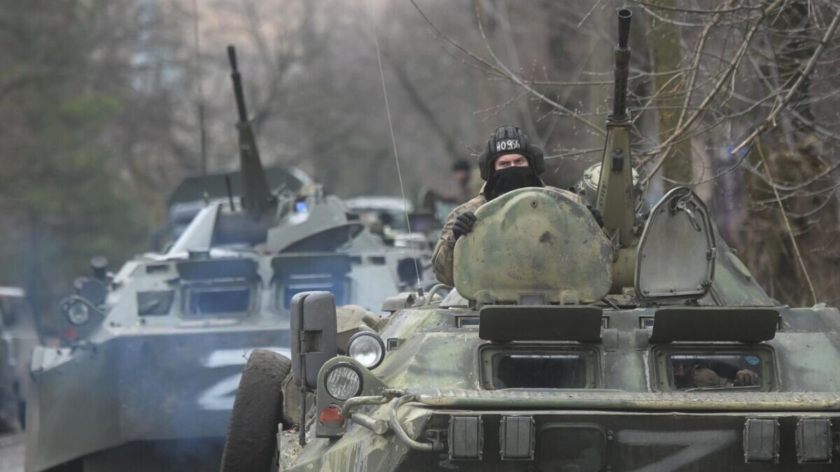    Военнослужащие народной милиции ДНР на бронетранспортере БТР-80© РИА Новости / Илья Питалев