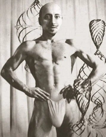 Фото д'Аннунцио. Всё таки Маяковский - хороший художник, уловил. https://polzam.ru/