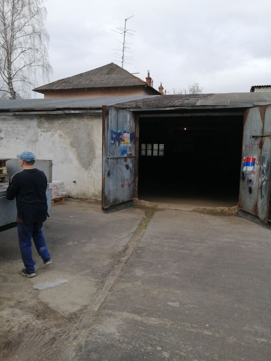 Фото склада гаражного типа перед ремонтом. 