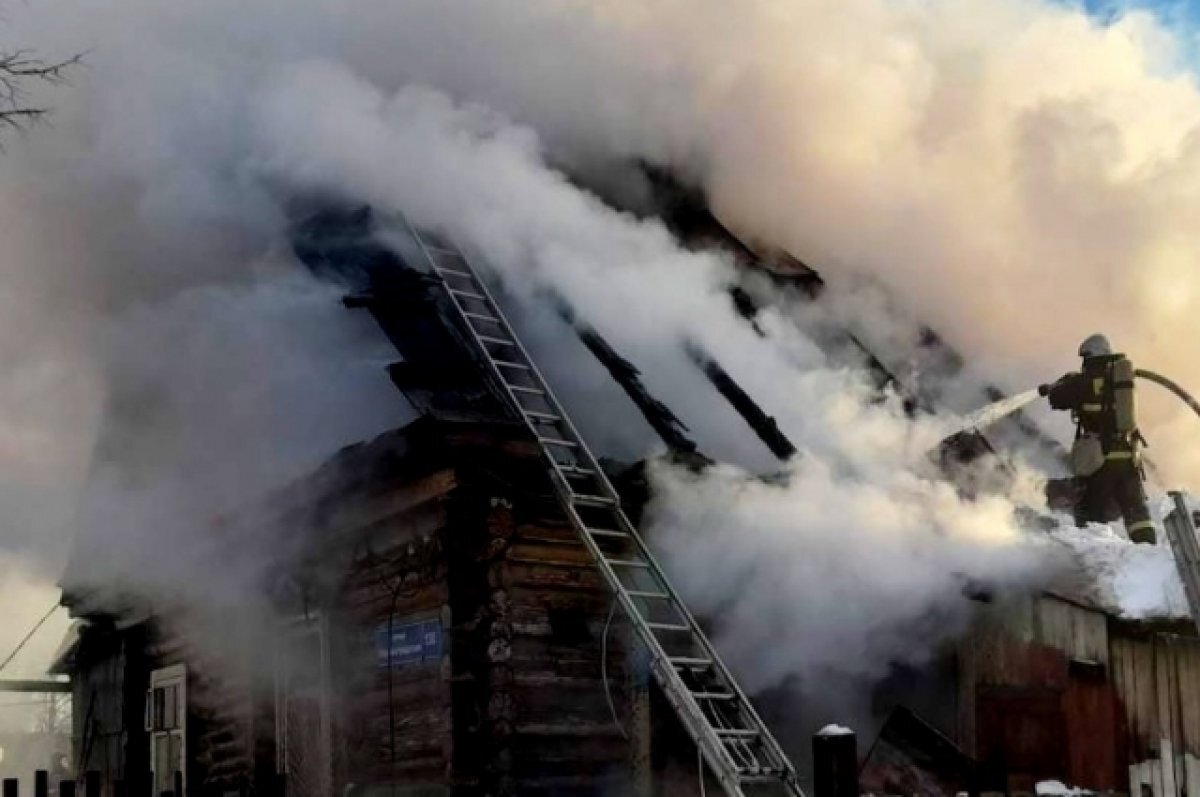    Появилось видео полыхающего дома в Кировском районе Перми